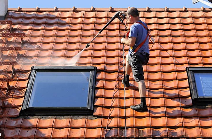 Démoussage de toiture : quand et pourquoi le faire ?